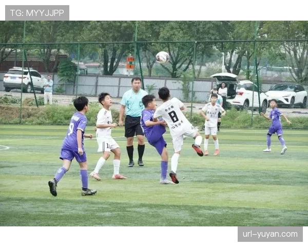 德甲俱乐部开放日，青训小将参与“快速决策与一脚出球”挑战赛